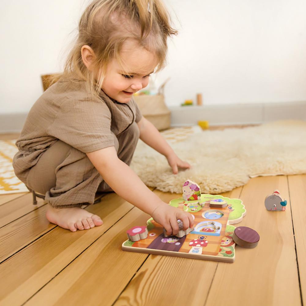 Tree House Discovery Game Puzzle lifestyle image with child